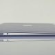 Apple Magic Mouse, Apple Macbook e Apple iPhone appoggiati su piano grigio
