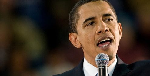 Barack Obama che parla in pubblico ad un microfono