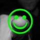 Customer Care: Uomo che indica uno smile sorridente in primo piano di colore verde accompaganto da altri due smile