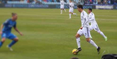 Cristiano Ronaldo che gioca in campo con la maglia del Real Madrid