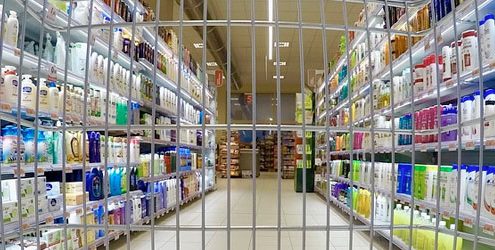 Carrello della spesa all'interno di un grande supermercato