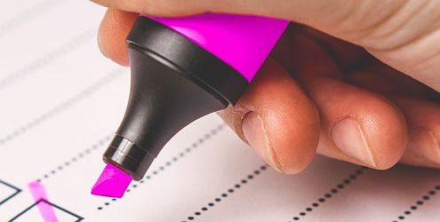 Check Up Digitale: Mano con evidenziatore fucsia che compila una checklist su carta