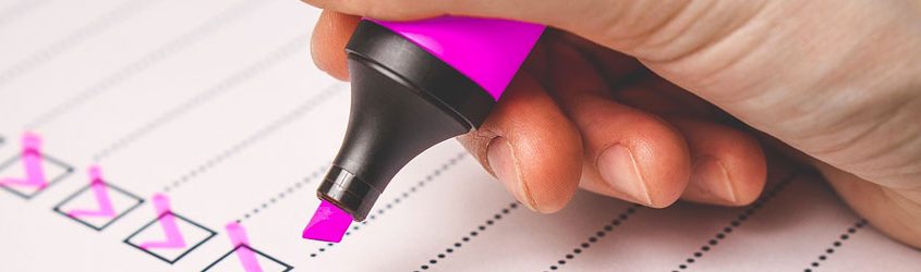 Check Up Digitale: Mano con evidenziatore fucsia che compila una checklist su carta