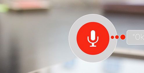 GOOGLE ASSISTANT: Tablet su tavolo e icona di ascolto vocale in primo piano