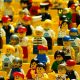 Personaggi Lego su sfondo giallo