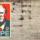 Manifesto che rappresenta Donald Trump con scritta "Nope" affisso su vecchio muro