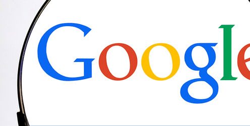 Multa Google: Lente che ingrandisce il logo di Google