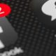 Schermata di iPhone in bianco e nero e notifica push, associata all'icona di Facebook, di colore rosso e che indica il numero due