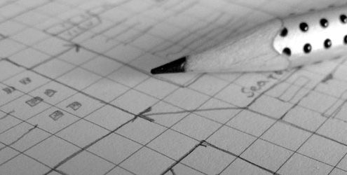Lapis o matita appoggiato su foglio di progetto in bianco e nero