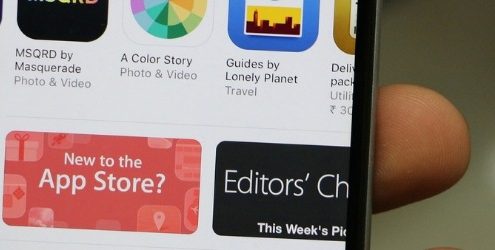 Smartphone Apple con schermata aperta sull'App Store in mano ad un uomo