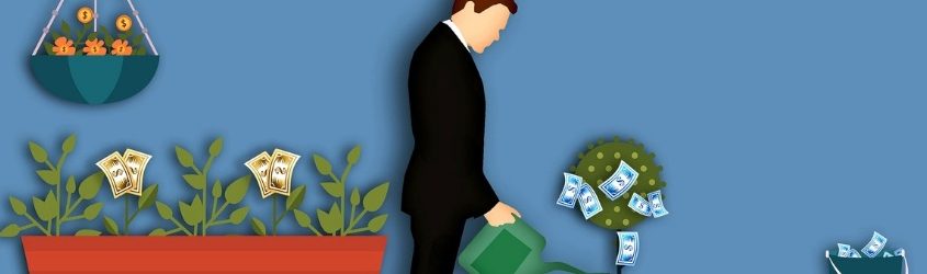 Illustrazione di uomo elegante che annaffia una piantina che genera soldi, con vicino altre piante che fruttano soldi