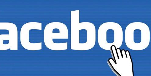 Logo di Facebook cliccato con mani protese