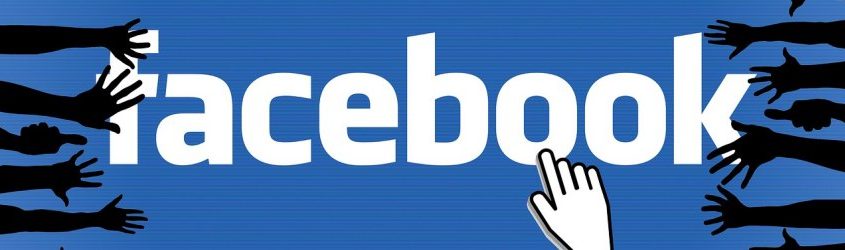 Logo di Facebook cliccato con mani protese