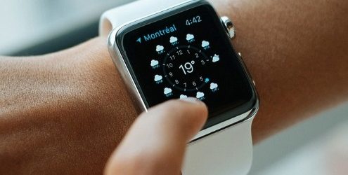 Digital in 2019: uomo che controllo il proprio smartwatch al polso