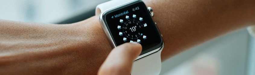 Digital in 2019: uomo che controllo il proprio smartwatch al polso