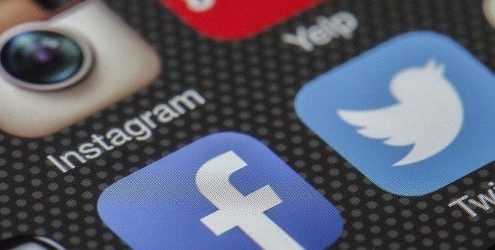 Social Media Trend 2019: schermo di smartphone che mostra icone di Social Media