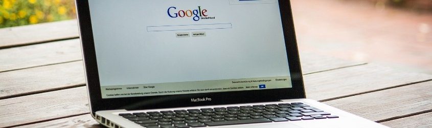 Insight consumatori 2018: computer che mostra una pagina di ricerca di Google poggiato su un tavolo di legno in un giardino
