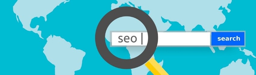 Link Building: lente di ingrandimento puntata sulla parola SEO scritta sulla barra di ricerca, su sfondo della superficie terrestre nei toni del turchese