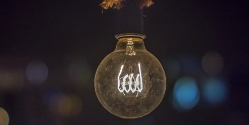 smartphone pieghevoli: lampadina accesa su sfondo buio con luci confuse
