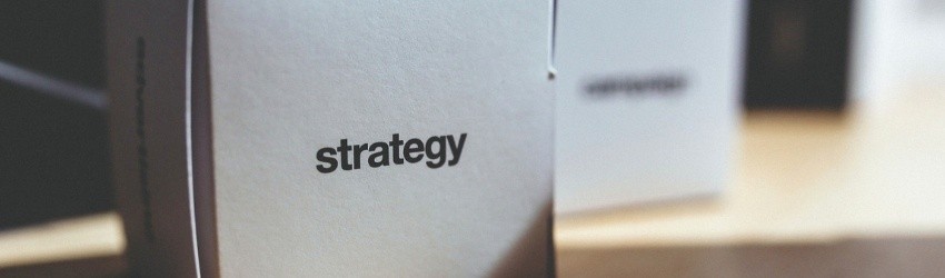Errori vendita: scatola bianca di carta con scritto "strategia" sopra, poggiata su un tavolo con altre scatole uguali