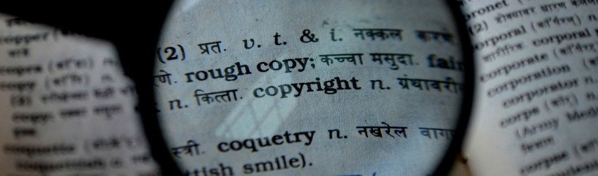 Direttiva Europea Copyright: lente di ingrandimento che ingrandisce la parola copyright sul dizionario