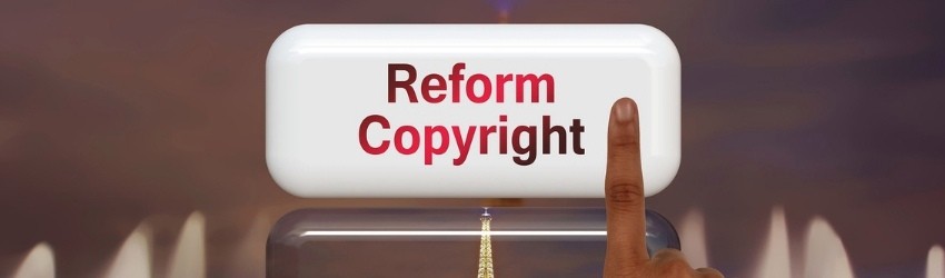 Direttiva Europea Copyright: dito che clicca un pulsante con scritto "reform copyright" in rosso