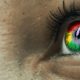 Digital Marketing Punteggio Ottimizzazione: occhi di donna che guardano verso sinistra con riflesso sull'iride il logo di Google
