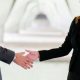 Non vendi quanto vorresti: donna e uomo che si stringono la mano ad un incontro commerciale