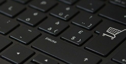 UE nuove regole prodotti digitali: tastiera di computer nera con carrello al posto del tasto invio