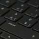 UE nuove regole prodotti digitali: tastiera di computer nera con carrello al posto del tasto invio